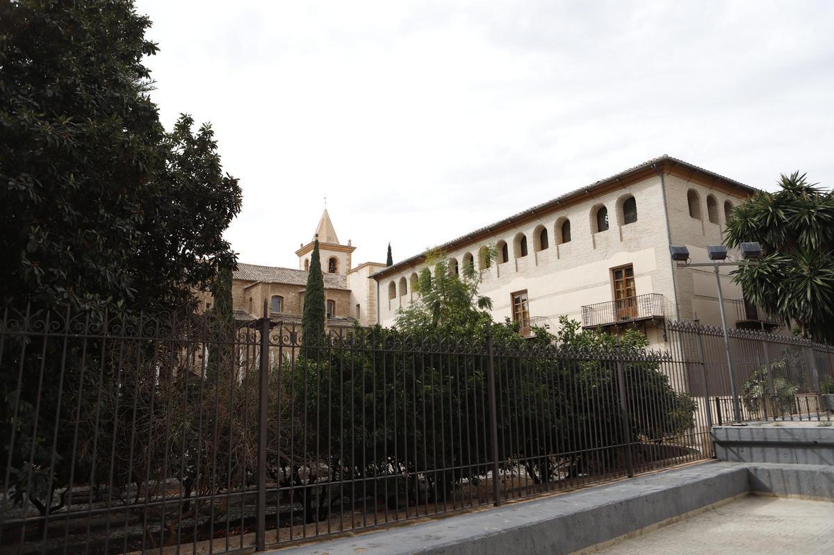 Jardines del Palacio Guevara desde una plaza anexa a la calle Musso Valiente.