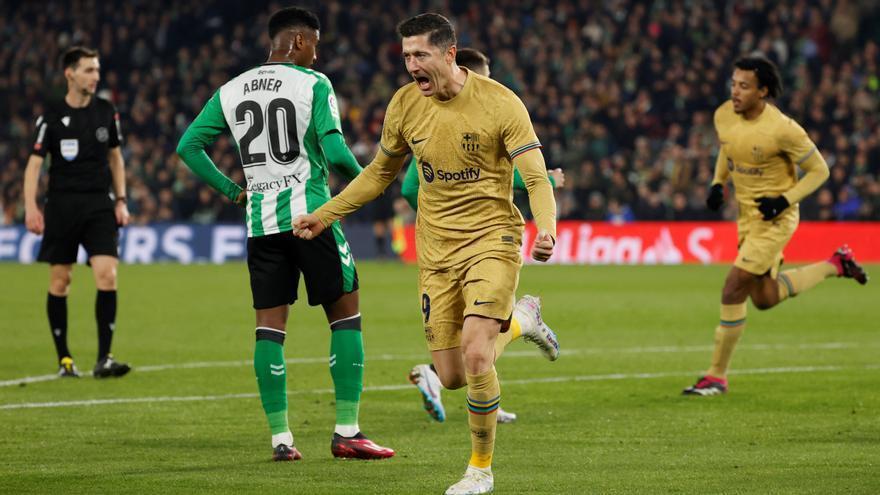 Lewandoski celebra su gol, que era el 0-2 del Barça al Betis en el Villamarín.