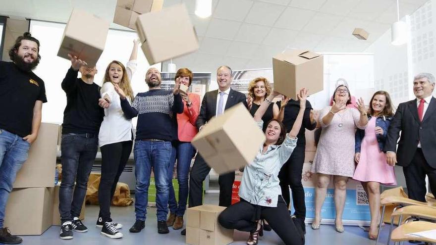 El rector, con los protagonistas y autores de la campaña, ayer. // Alba Villar