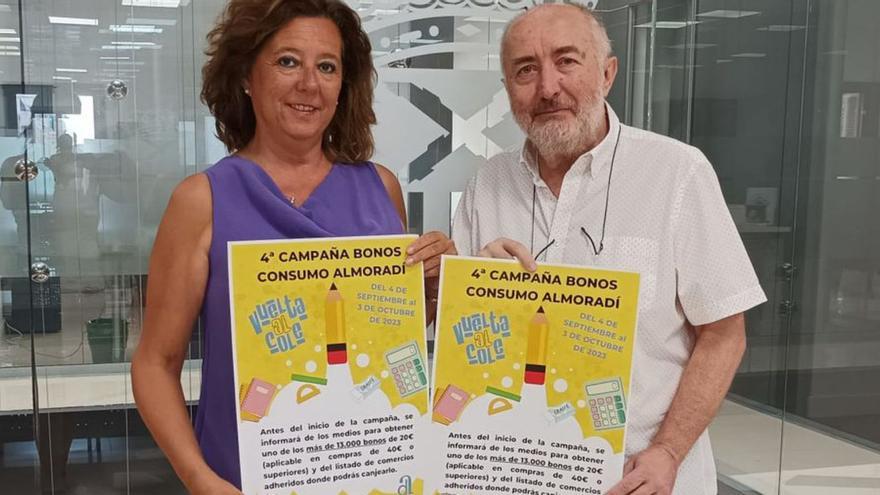 La alcaldesa María Gómez y Antonio Latorre con el cartel promocional. | INFORMACIÓN
