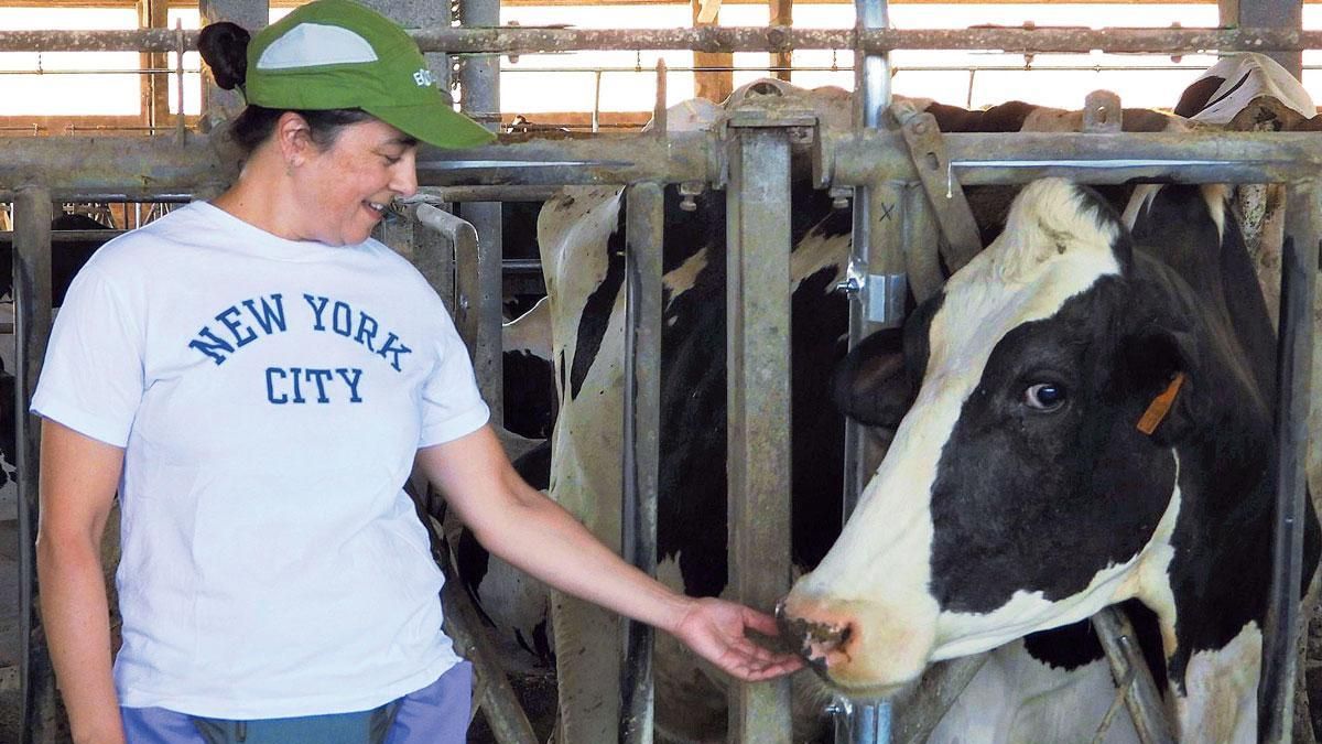 Begoña Liñares, ganadera de una explotación de 240 vacas en Trazo.