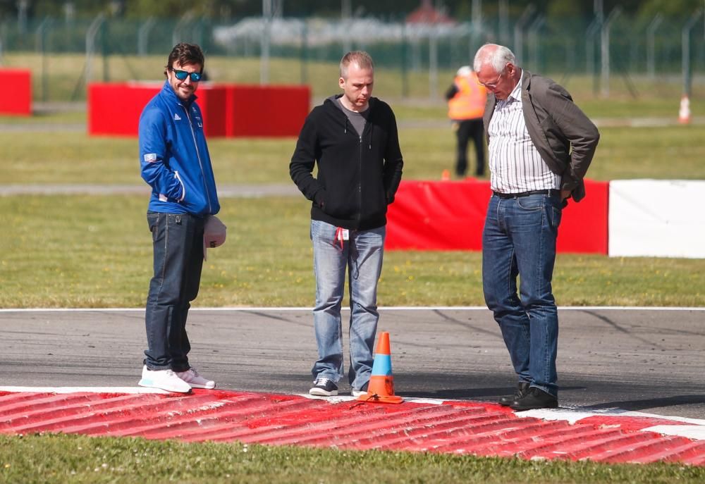 Fernando Alonso visita el circuito de Karting en Llanera