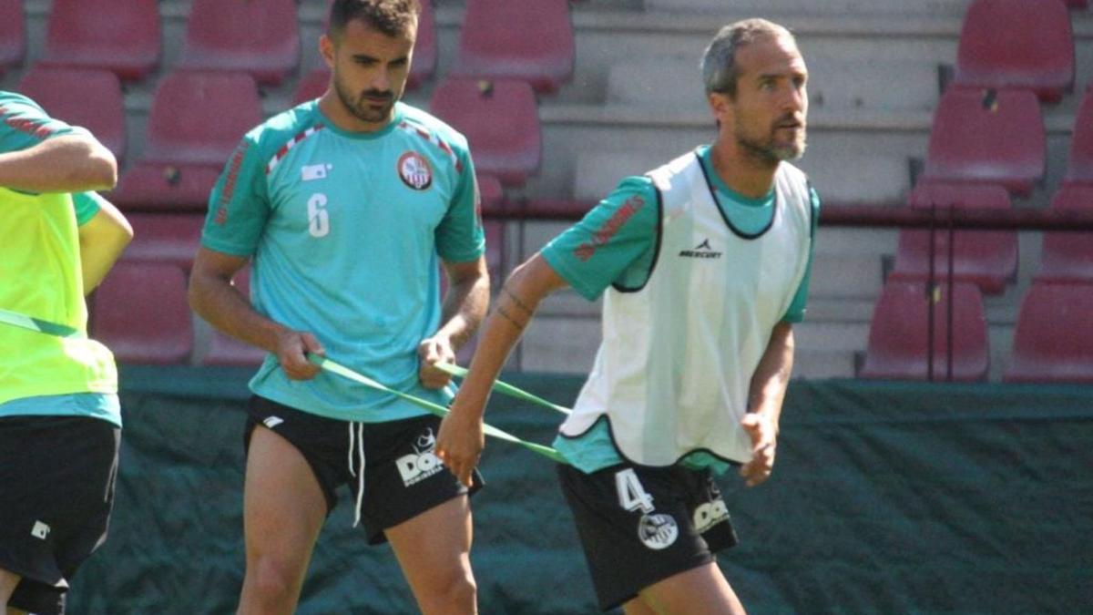 César Caneda, a la derecha, durante un entrenamiento con la SD Logroñés esta temporada.  | PRENSA SD LOGROÑÉS