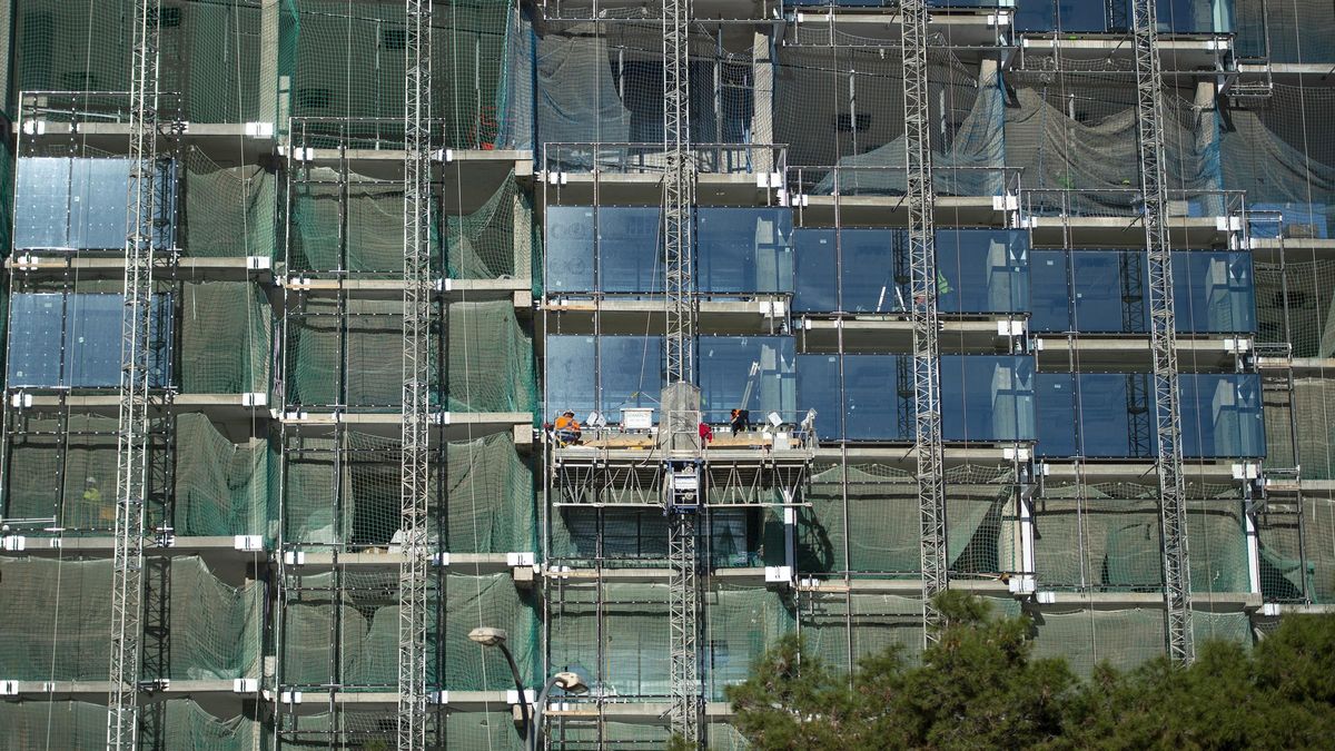 Colocación de ventanales en el edificio Estel este lunes.