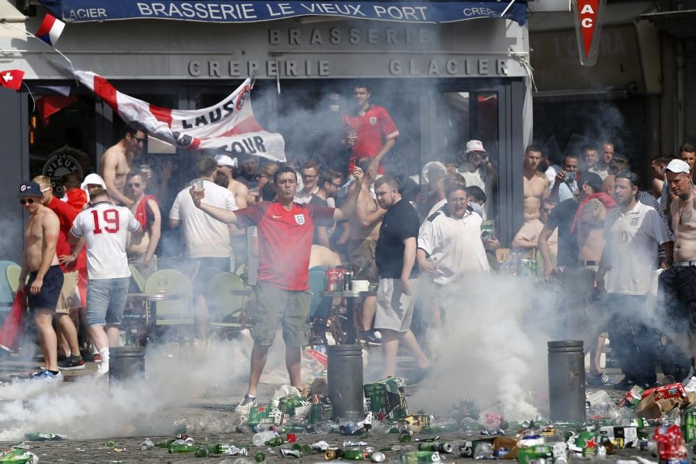 Enfrentamientos entre "hooligans" y la Policía de Marsella