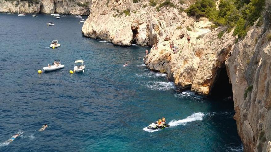 Barques i motos aquàtiques tornen a colar-se en les coves protegides de Xàbia