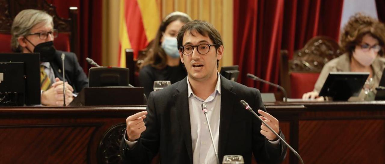 Iago Negueruela en el Parlament.