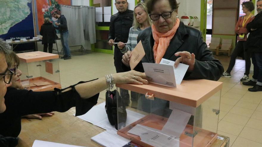 Una senyora a punt de votar a l&#039;escola Eiximenis de Girona