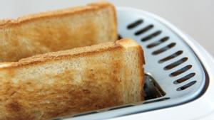 Nunca vuelvas a limpiar la tostadora de esta manera: hay riesgo de electrocución