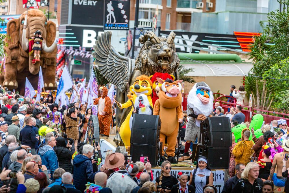 Más de 35.000 personas participan en una gran fiesta de disfraces que se celebra cada año el jueves siguiente a las Fiestas Mayores Patronales