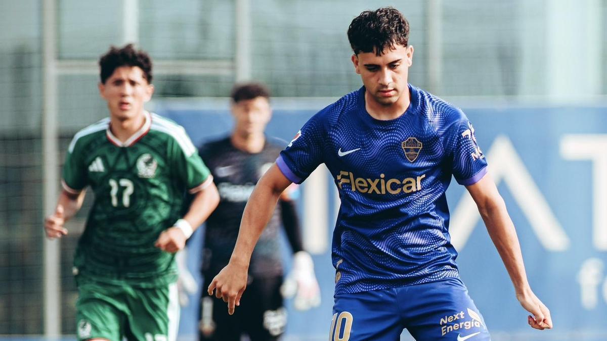 Buonanotte da un pase durante el amistoso del Elche contra México sub-20