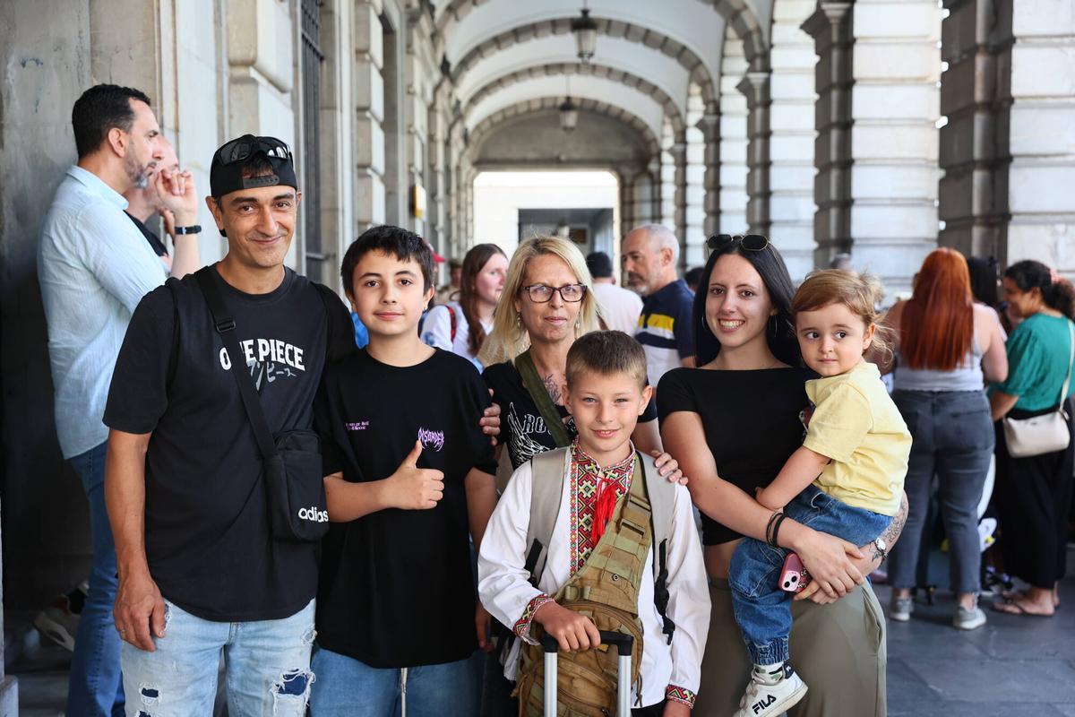 24 niños ucranianos de padres fallecidos en el frente, heridos o desaparecidos en combate llegan a Asturias para pasar dos meses con familias asturianas que los esperan frente a Delegación de Gobierno. Llegan al aeropuerto a las 16.40 horas. Así que calculo que el recibimiento en Plaza de España será sobre las 17.15h