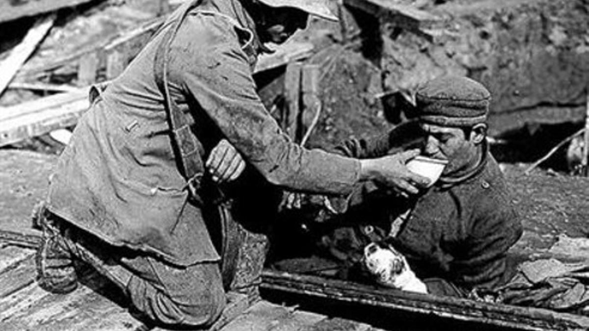 Un soldado alimenta a otro herido, durante la batalla de Ypres.