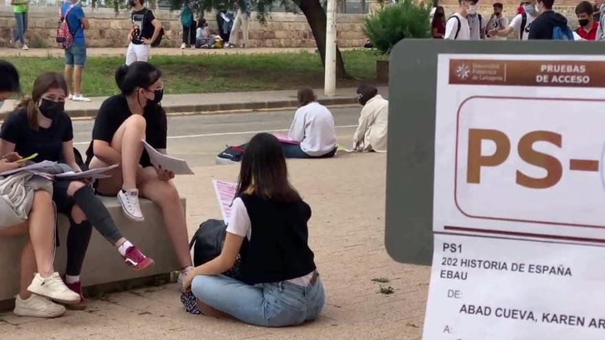 Alumnos durante la EBAU.