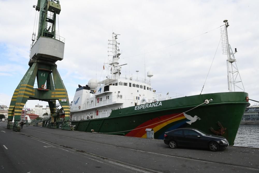 La organización ecologista atraca su barco 'Esperanza', en A Coruña, donde permanecerá atracado unos días para iniciar un recorrido por el Cantábrico bajo el lema 'Misión salvar el clima'.