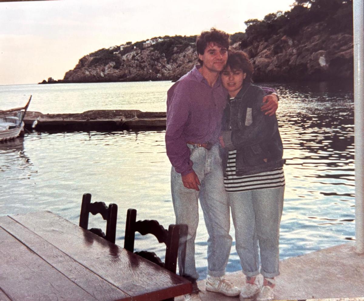 Pepe Costa y Pepi Ferrer de jóvenes en Cala Mestella.