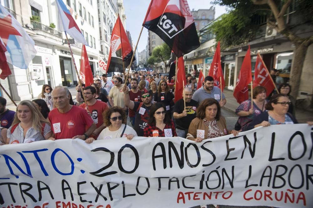 Unas 300 personas se manifiestan en apoyo a los trabajadores del centro coruñés, que realizarán una huelga de 24 horas el lunes