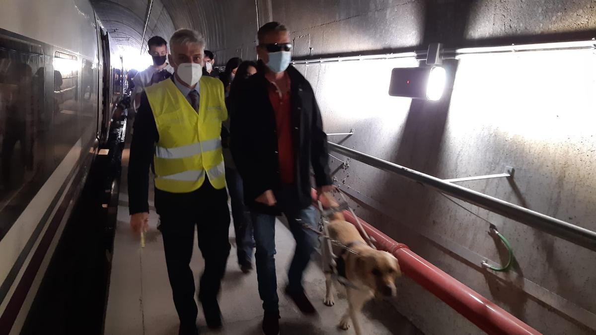 Salida por el túnel con un viajero invidente.