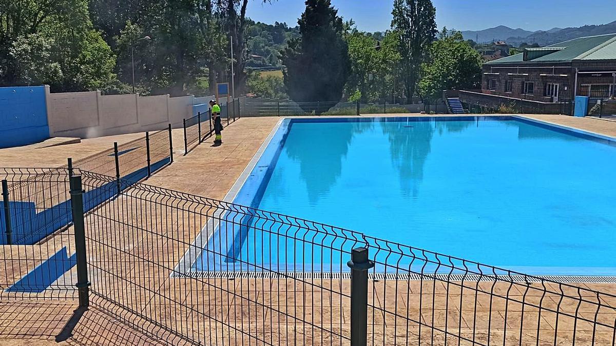 Un operario, ejecutando obras de reparación antes de la apertura de las piscinas el pasado año. | LNE