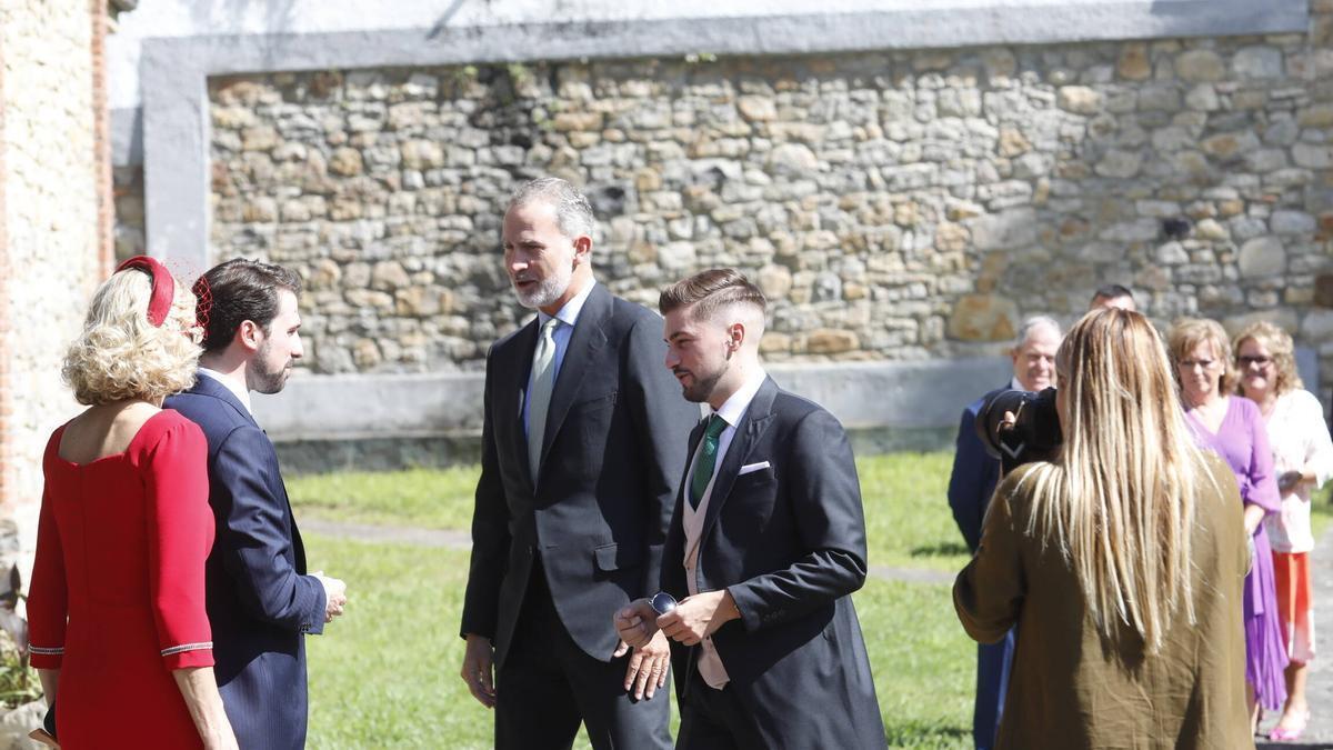 Así fue la llegada del Rey Felipe VI a la boda de su ahijado en Gijón.