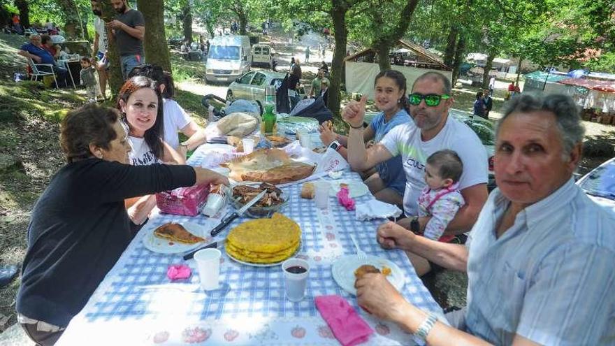 Una de las familias participantes en el almuerzo campestre de la anterior edición de la romería.  // I. Abella