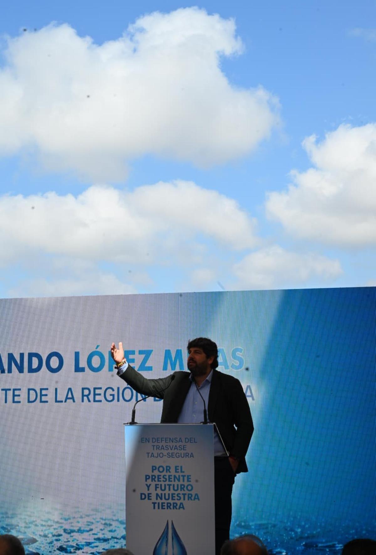 Acto en defensa del trasvase en Pilar de la Horadada con la presencia de los presidentes autonómicos de la Comunidad Valenciana y Murcia, convocado por los regantes Acto en defensa del trasvase en Pilar de la Horadada con la presencia de los presidentes autonómicos de la Comunidad Valenciana y Murcia, convocado por los regantes