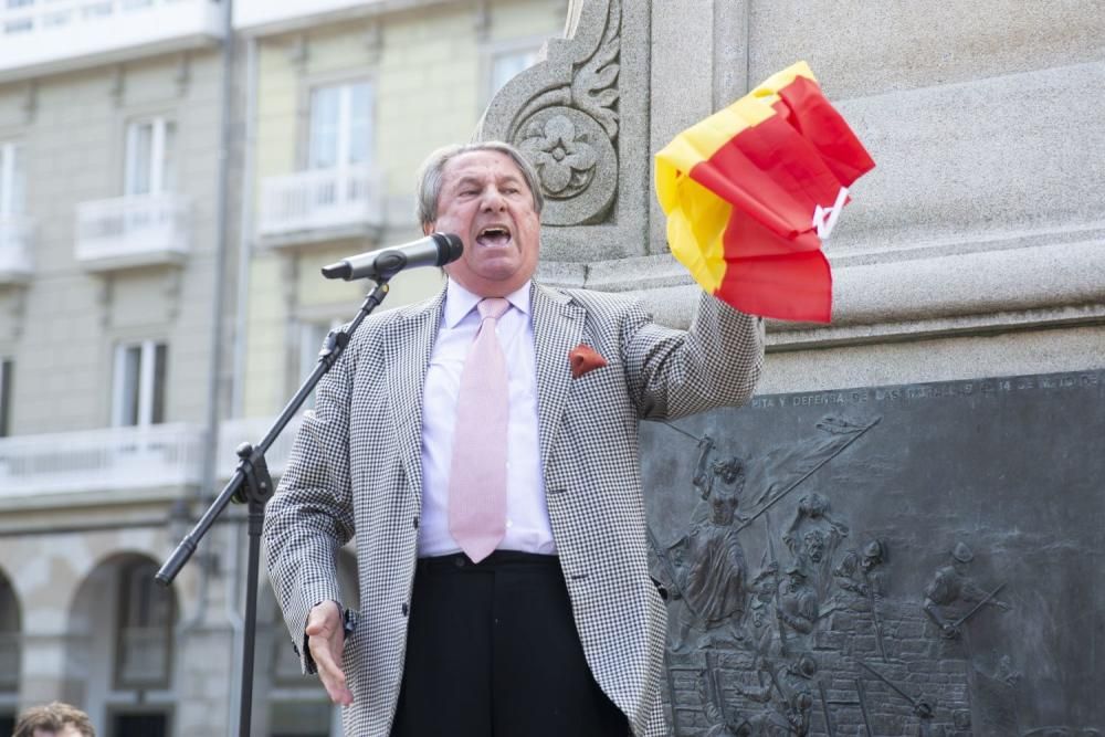 Feijóo y Francisco Vázquez muestran su apoyo a los catalanes constitucionalistas en A Coruña. // Miguel Miramontes (Roller Agencia)