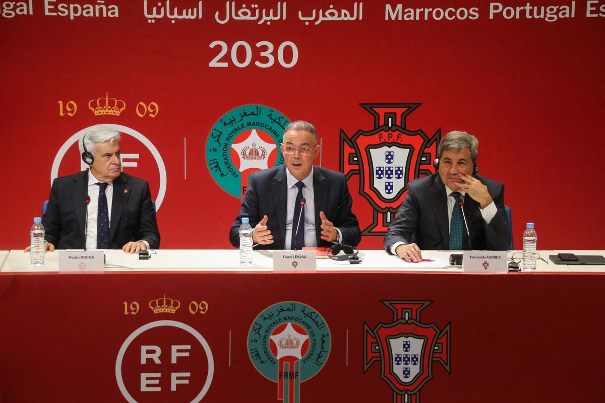 Pedro Rocha junto a los presidentes de las federación de fútbol de Marruecos y Portugal.