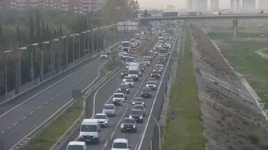 ncia: Un coche incendiado en la AP-7 provoca colas kilométricas