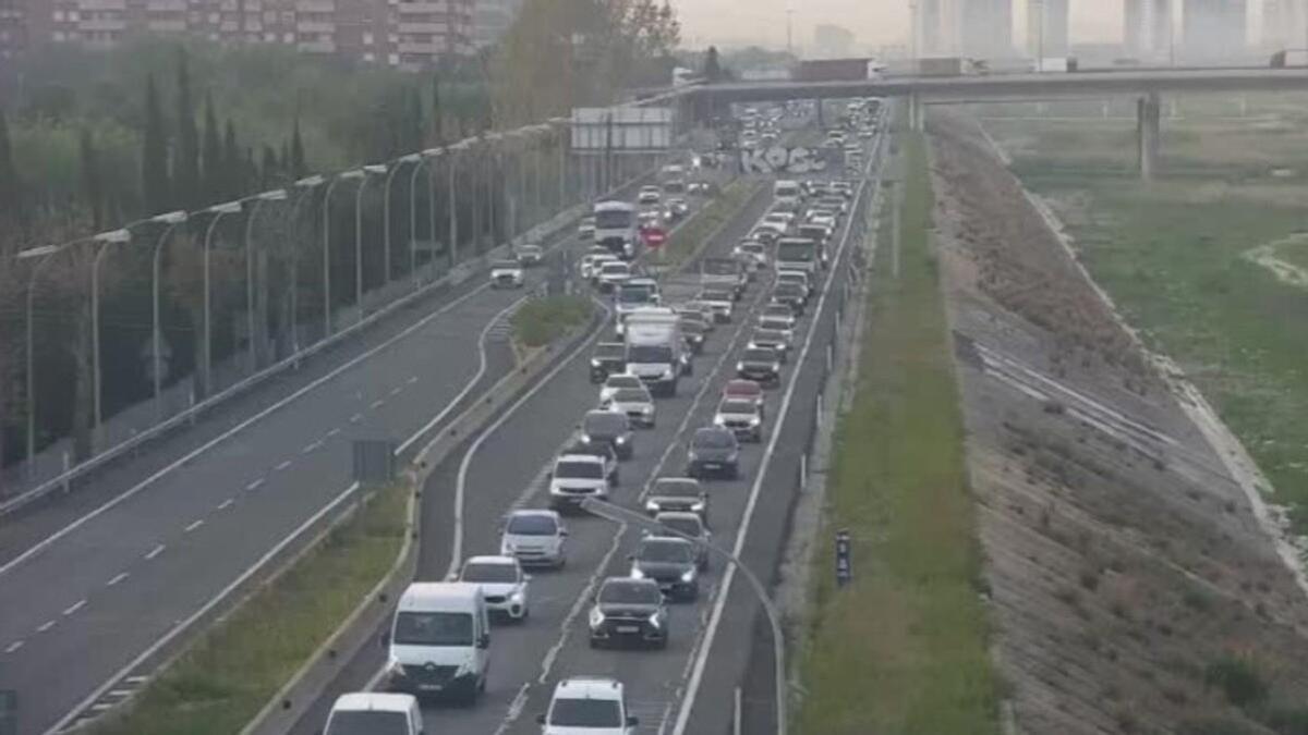 Un coche incendiado en la AP-7 provoca colas kilométricas