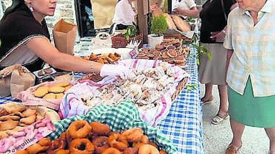 Uno de los puestos de comida instalados en el mercado de Coballes.