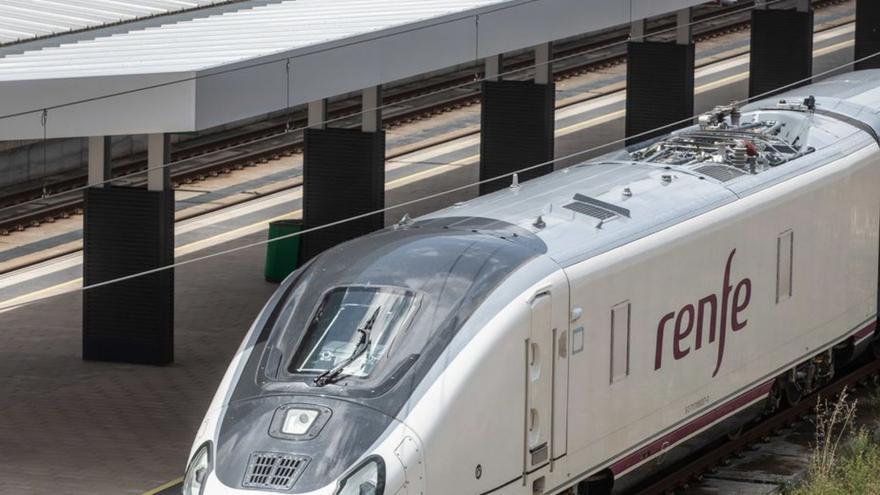 Tren Avril en pruebas, apartado en la estación de Zamora.