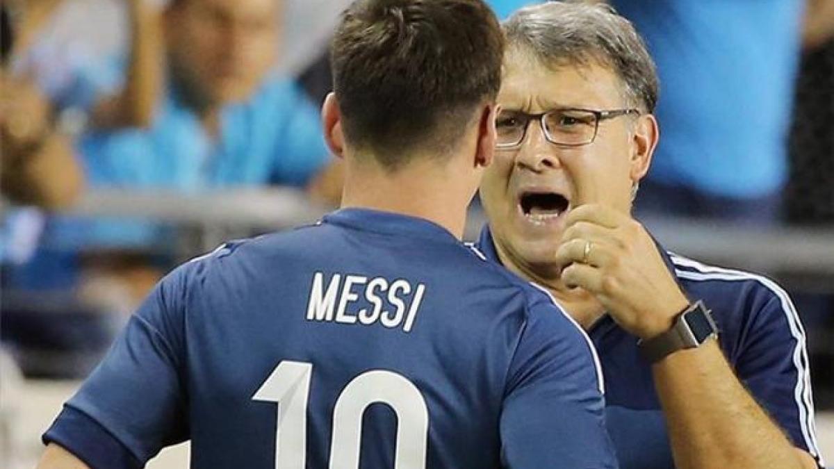 Tata Martino hablando con Messi durante su etapa como seleccionador de Argentina