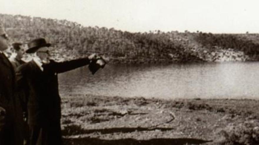 El director de la obra, Fausto Elío, muestra a las autoridades el embalse de Alarcón en 1946.