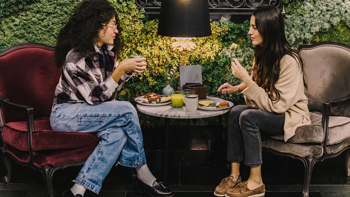 Antigua Embajada está abierto tanto a los huéspedes del hotel como a quienes buscan un desayuno, una comida o una sobremesa tranquila en el centro de Madrid.