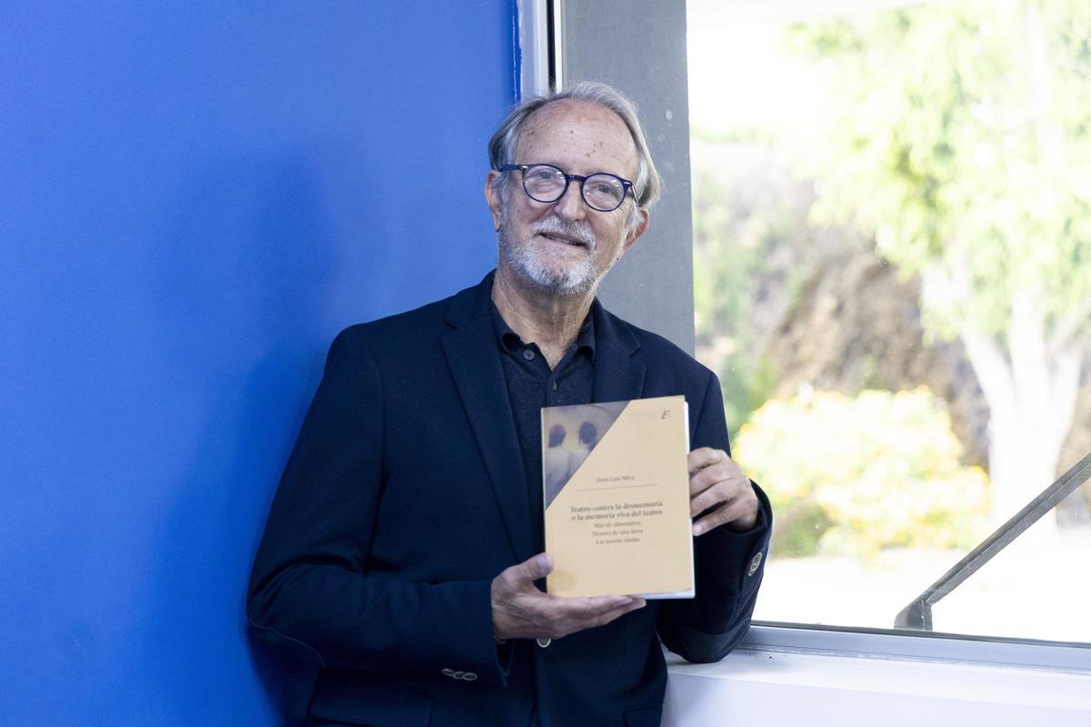 Juan Luis Mira posa con un ejemplar de su último libro