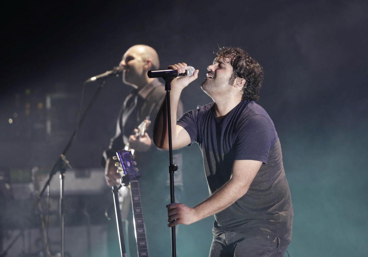 Antònia Font, con Pau Debon al micrófono, durante un concierto