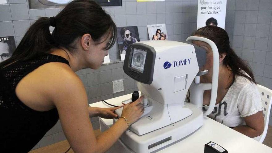 Una mujer se somete a una revisión visual en una óptica gallega.