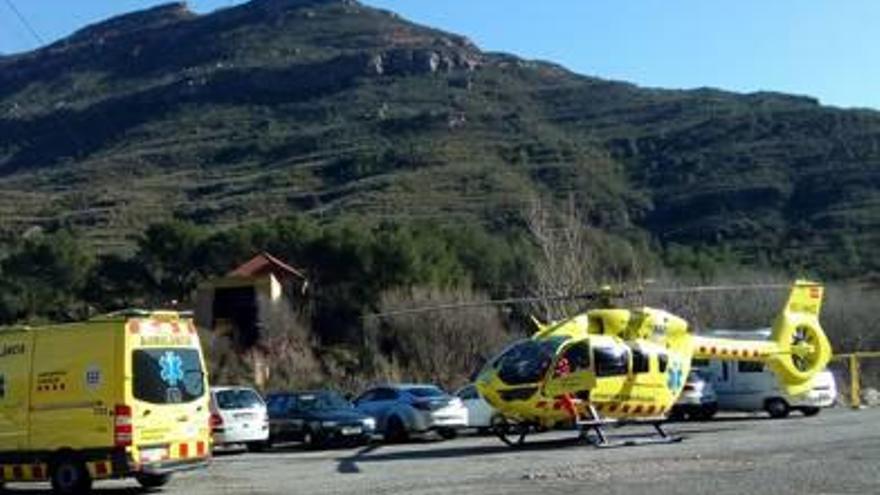 Un helicòpter aterra al pàrquing de l&#039;aeri per a una atenció mèdica