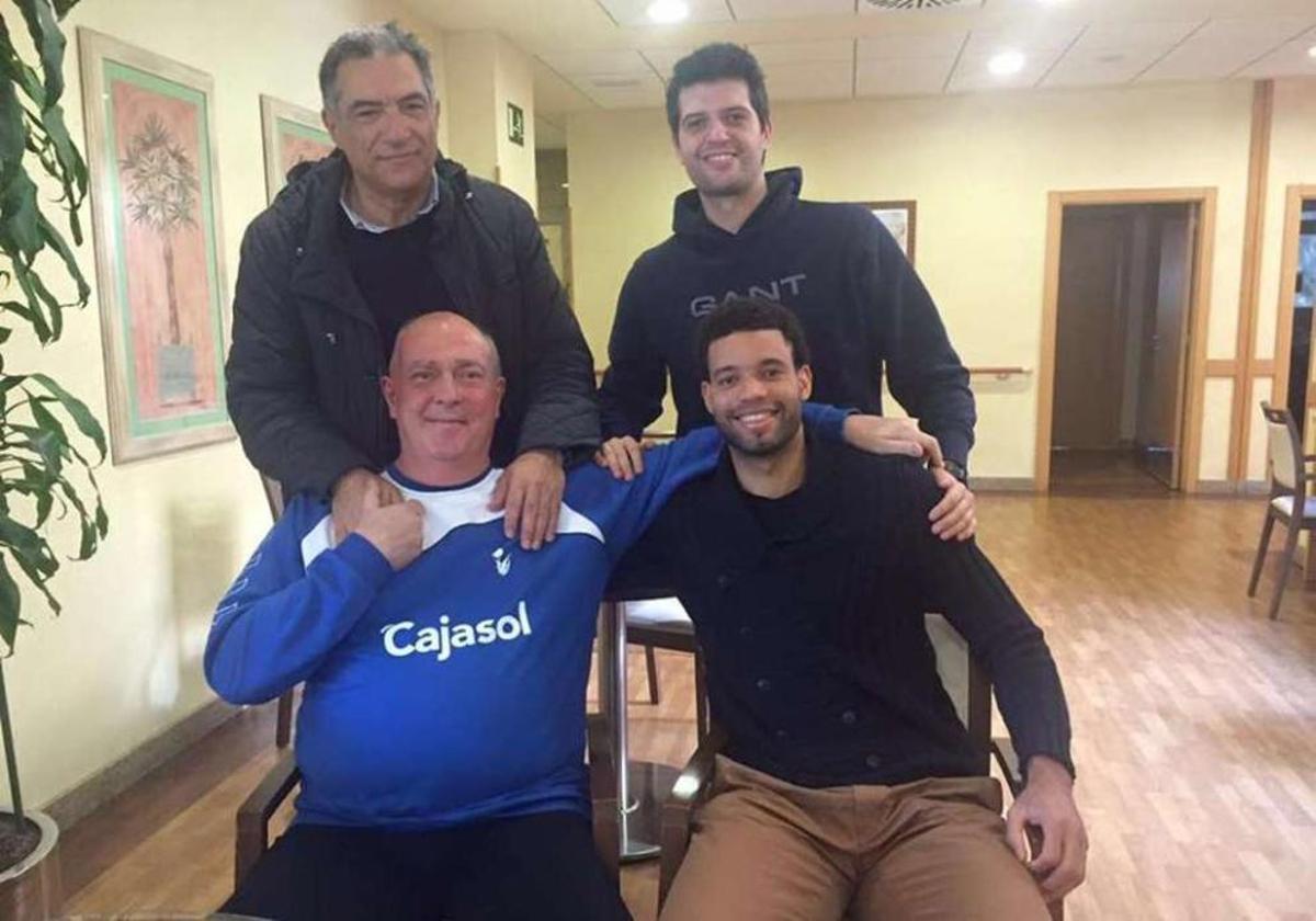 El presidente del Peixe, Luis Santiago, Javi Llorente y Gregorio Adón junto a Quino Salvo. // Peixegalego