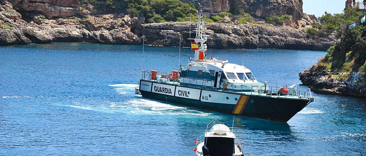 Una patrullera de la Guardia Civil entra en Cala Figuera tras un rescate de migrantes.