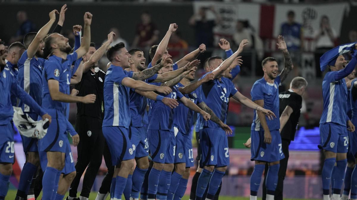 Los internacionales eslovenos celebran con su hinchada el empate ante Inglaterra.