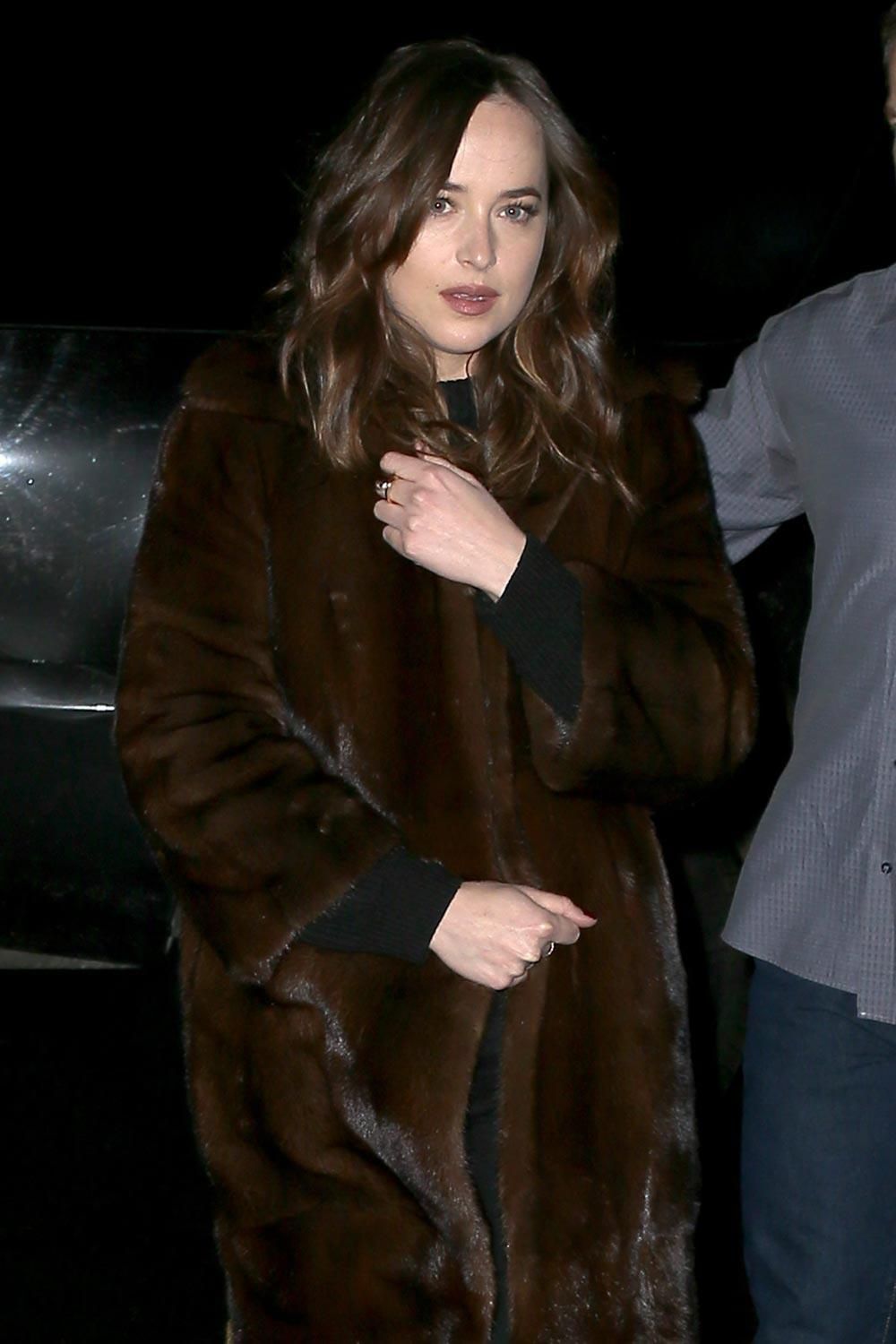 Dakota Johnson, con abrigo de pieles antes de ir al show de Jimmy Fallon