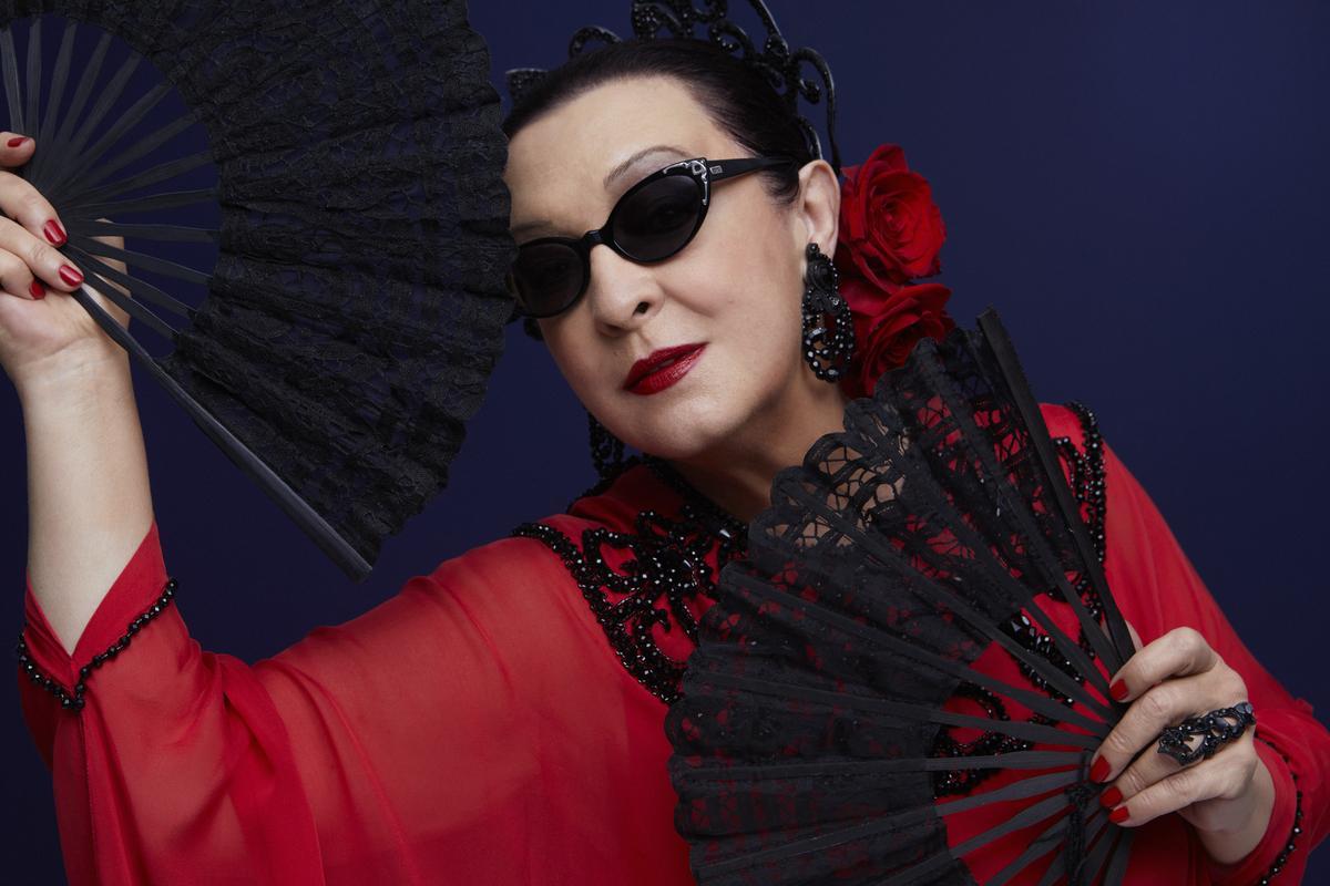 La cantante Martirio, María Isabel Quiñones, con sus inconfundibles gafas de sol y peineta