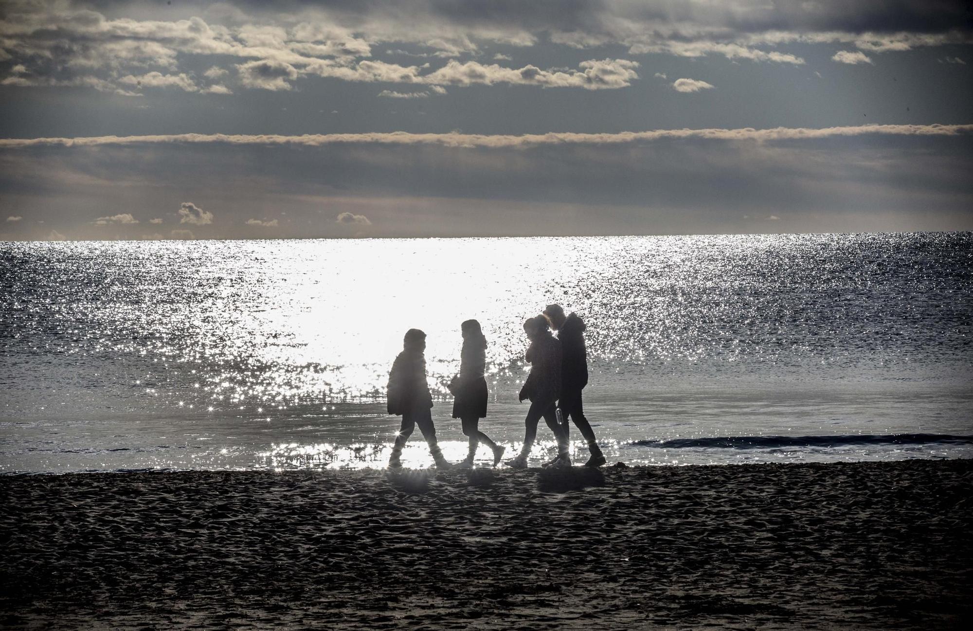 Primeros baños de 2021 en las playas alicantinas