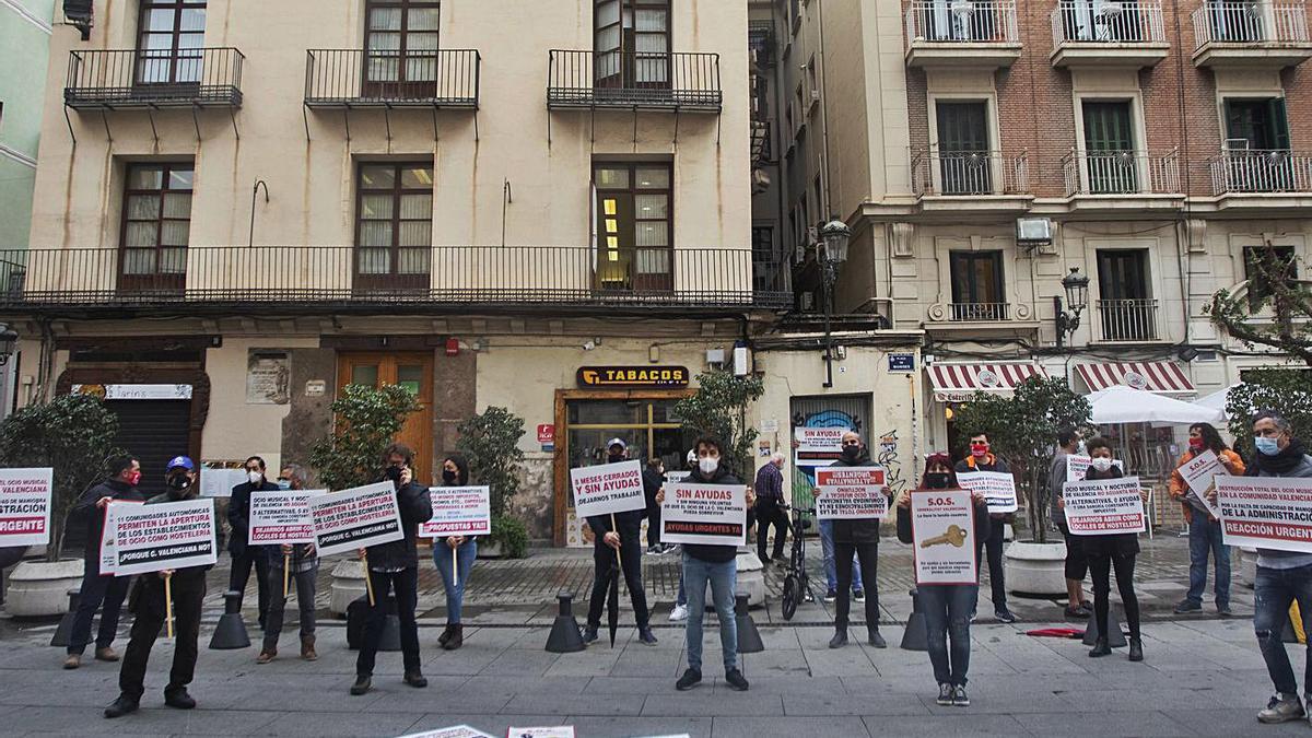 Protesta del ocio nocturno ante el Palau.