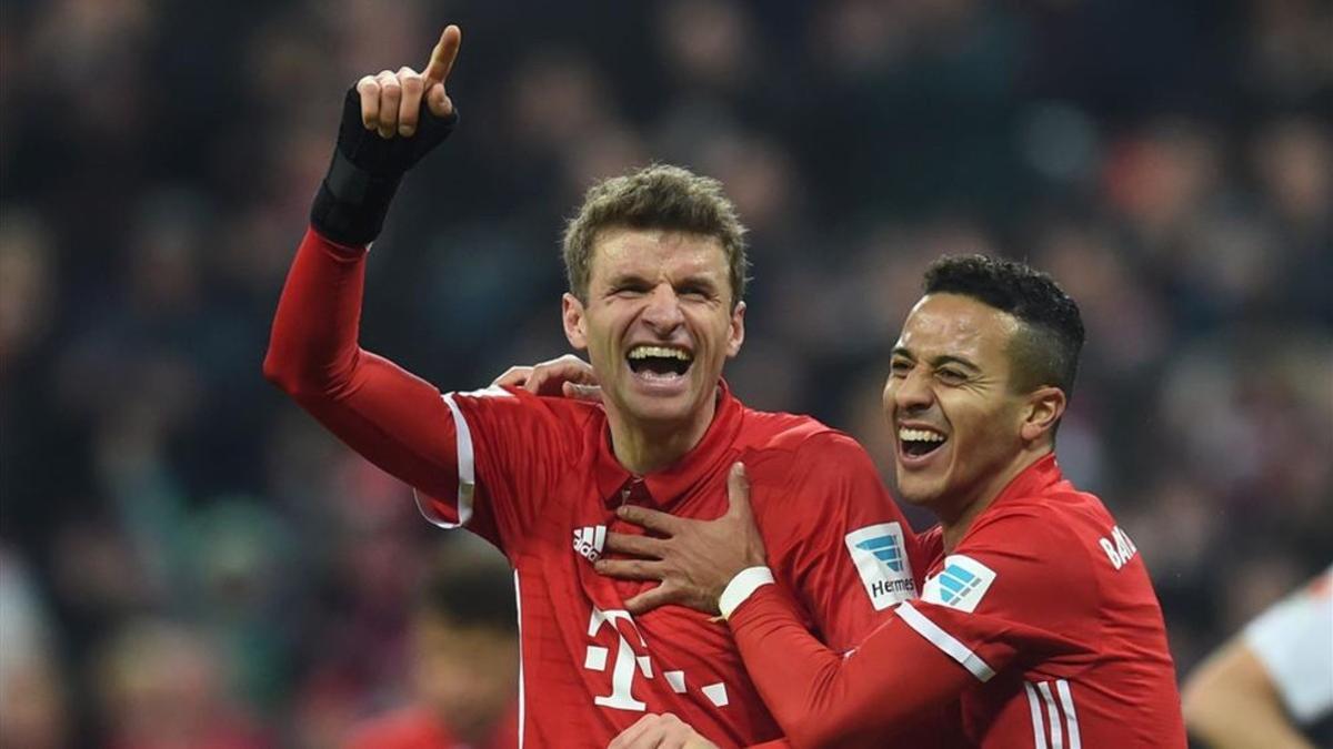 Müller, que marcó su primer gol esta temporada en la Bundesliga, recibe la felicitación de Thiago