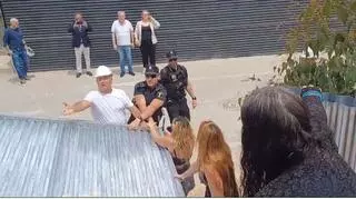 La Policía Local de Orihuela y el Seprona detienen a las propietarias de la finca Langostina al oponerse a la ocupación de parte de la finca que consideran suya