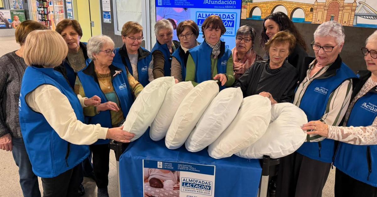 Mujeres del Espazo +60 han confeccionado un lote de almohadas para las madres y recién nacidos. | CEDIDA