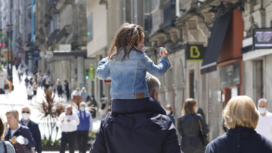 Gente paseando por el centro de Vigo en la fase 3 de la desescalada // Alba Villar